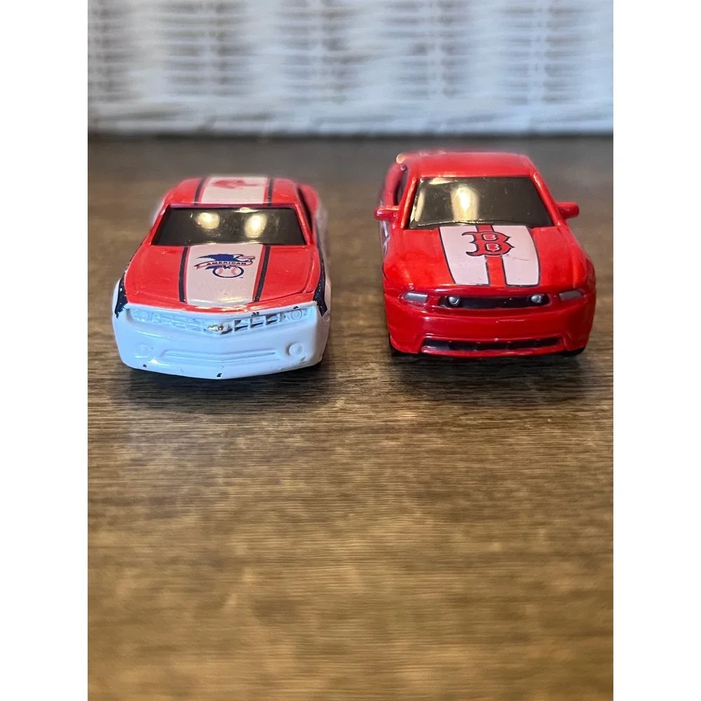 Maisto Lot Of 2 MLB American‎ League Boston Red Sox Diecast Lot Mustang + Camaro